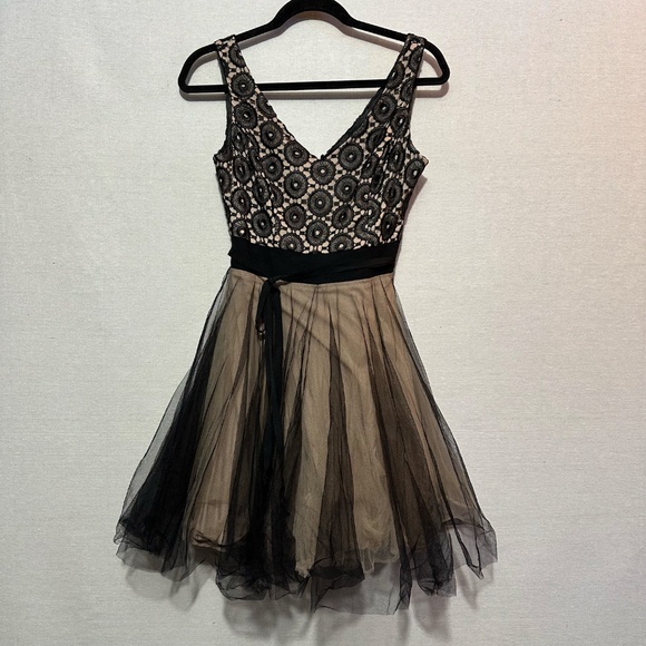 RTR Nha Khanh Kae Dress - size 4 - Picture 3 of 6